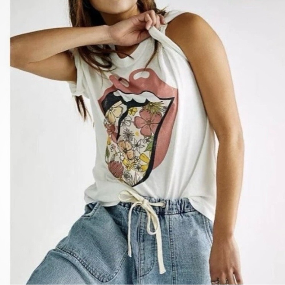 Free People Daydreamer Flower Tongue Rolling Stones Graphic Tee in Raspberry XS